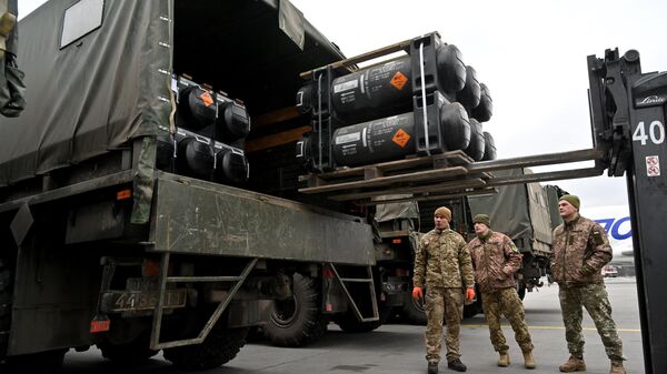 Ukrainian servicemen load a truck with the FGM-148 Javelin, American man-portable anti-tank missile provided by US to Ukraine as part of a military support, upon its delivery at Kiev's airport Borispol on February 11, 2022 - Sputnik Africa