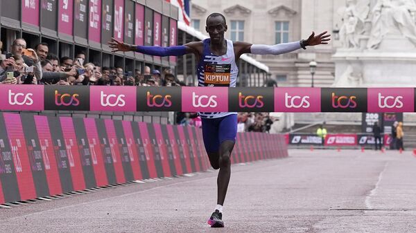 Kenya's Kelvin Kiptum crosses the finish line to win the men's race at the London Marathon in London, Sunday, April 23, 2023. - Sputnik Africa