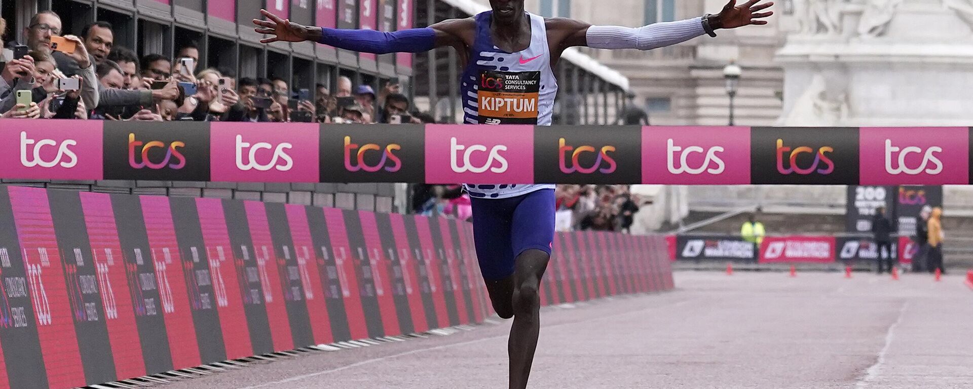 Kenya's Kelvin Kiptum crosses the finish line to win the men's race at the London Marathon in London, Sunday, April 23, 2023. - Sputnik Africa, 1920, 24.04.2023