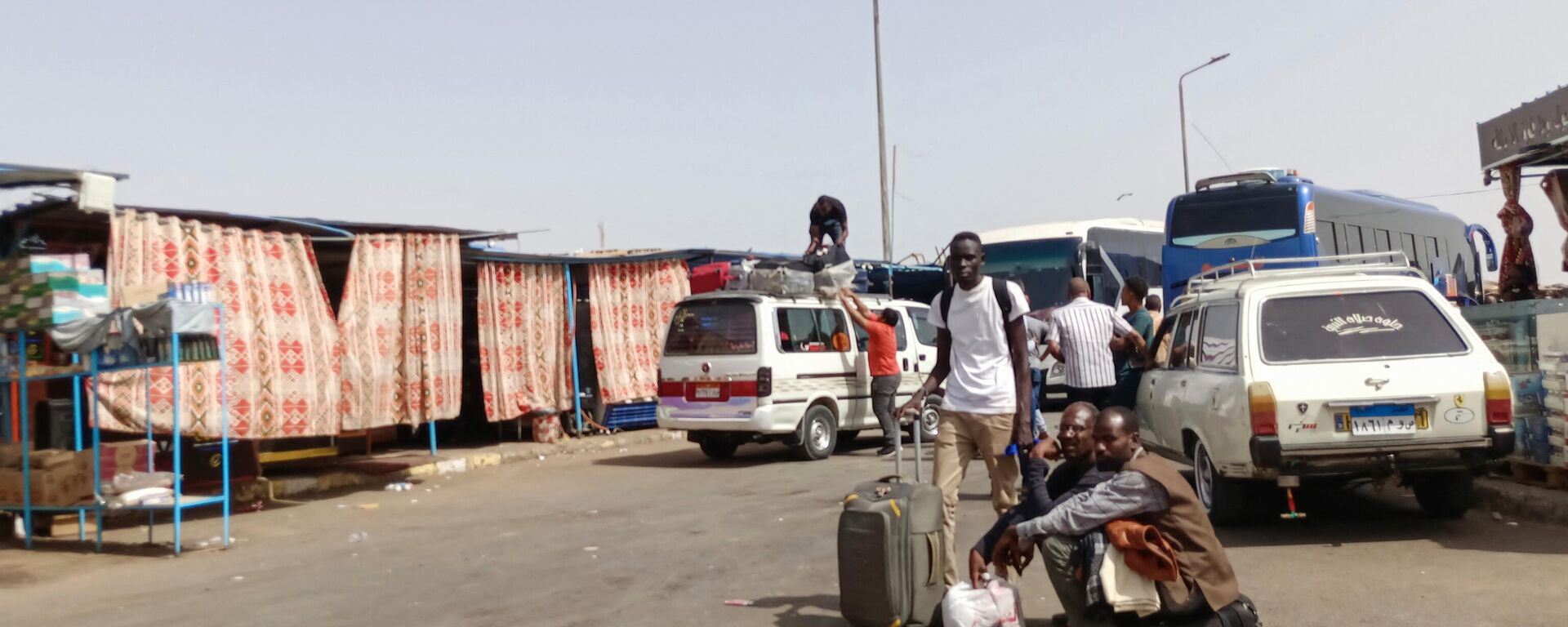 Passengers fleeing war-torn Sudan disembark at the Wadi Karkar bus station near the Egyptian city of Aswan, on April 25, 2023 - Sputnik Africa, 1920, 25.04.2023