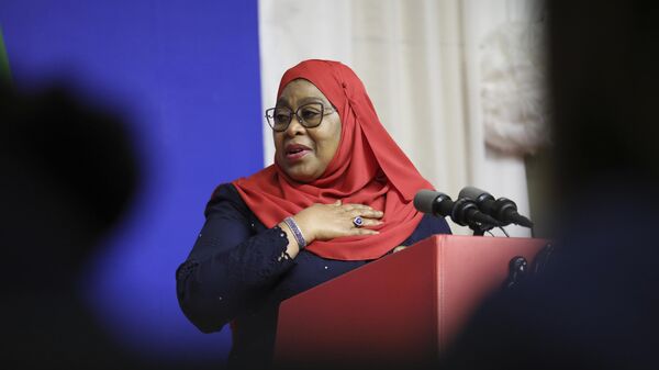 La Présidente tanzanienne Samia Suluhu Hassan fait un geste lors d'une conférence de presse avec la vice-présidente américaine Kamala Harris (absente) à Dar es Salaam, en Tanzanie, le jeudi 30 mars 2023.  - Sputnik Afrique