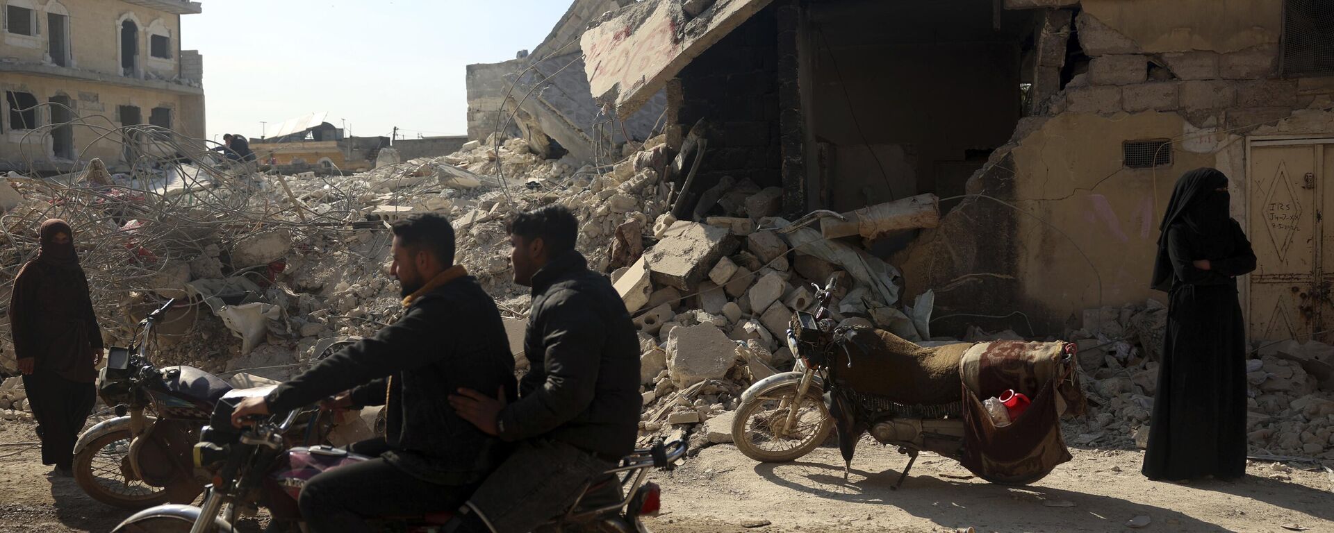 People remove their furniture and household appliances out of a collapsed building following a devastating earthquake in the town of Jinderis, Aleppo province, Syria, Tuesday, February 14, 2023.  - Sputnik Africa, 1920, 19.01.2024