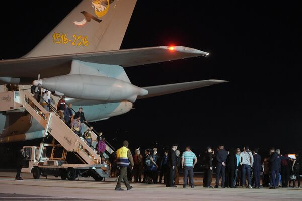 People leave an Air Force plane carrying Italian citizens evacuated from Sudan which has landed at the Ciampino Military airport in Rome on Monday 24 April 2023. - Sputnik Africa