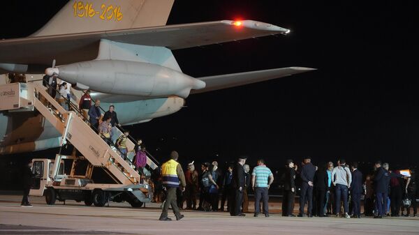 Эвакуированные из Судана граждане Италии на военном аэродроме в Риме  - Sputnik Africa