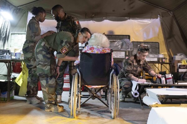 This photo provided by the French Army shows military nurses taking care of French citizen after arriving in Djibouti on Sunday 23 April 2023.  - Sputnik Africa