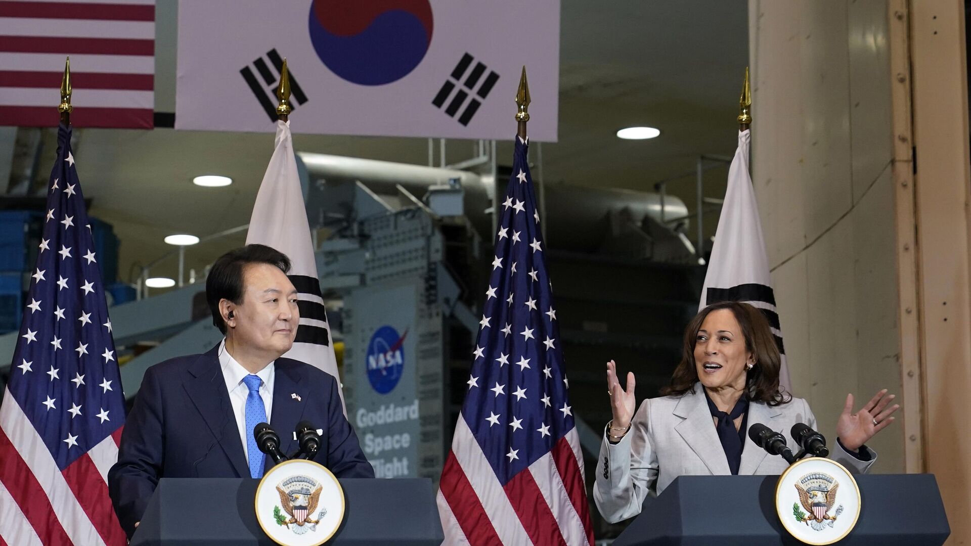 Vice President Kamala Harris, right, speaks as South Korea's President Yoon Suk Yeol, left, listens during a visit to NASA's Goddard Space Flight Center in Greenbelt, Md., Tuesday, April 25, 2023. - Sputnik Africa, 1920, 26.04.2023