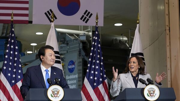 Vice President Kamala Harris, right, speaks as South Korea's President Yoon Suk Yeol, left, listens during a visit to NASA's Goddard Space Flight Center in Greenbelt, Md., Tuesday, April 25, 2023. - Sputnik Africa