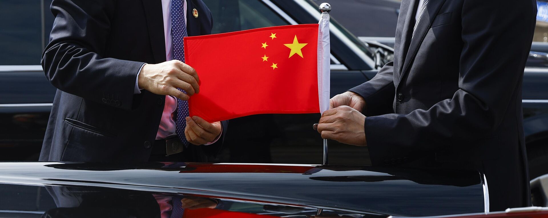 Флаг Китая на автомобиле во время подготовки к приезду президента Франции Эммануэля Макрона в Пекин - Sputnik Africa, 1920, 26.04.2023