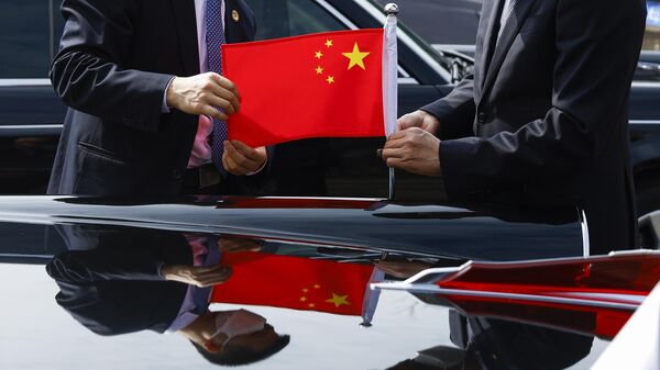 Флаг Китая на автомобиле во время подготовки к приезду президента Франции Эммануэля Макрона в Пекин - Sputnik Africa
