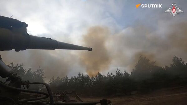 Sniper d'artillerie: images des équipes d'artilleurs d’un canon automoteur de 152 mm Guiatsint-S en Ukraine - Sputnik Afrique