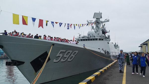 This photo taken on April 24, 2019 shows people visiting China's guided-missile frigate Rizhao during a public open day in Qingdao in China's eastern Shandong province - Sputnik Africa