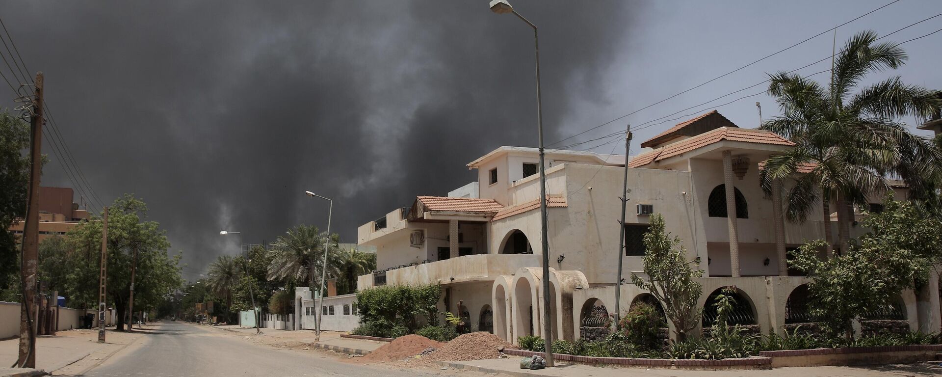 Smoke is seen rising from a neighborhood in Khartoum, Sudan, Saturday, April 15, 2023.  - Sputnik Africa, 1920, 02.05.2023