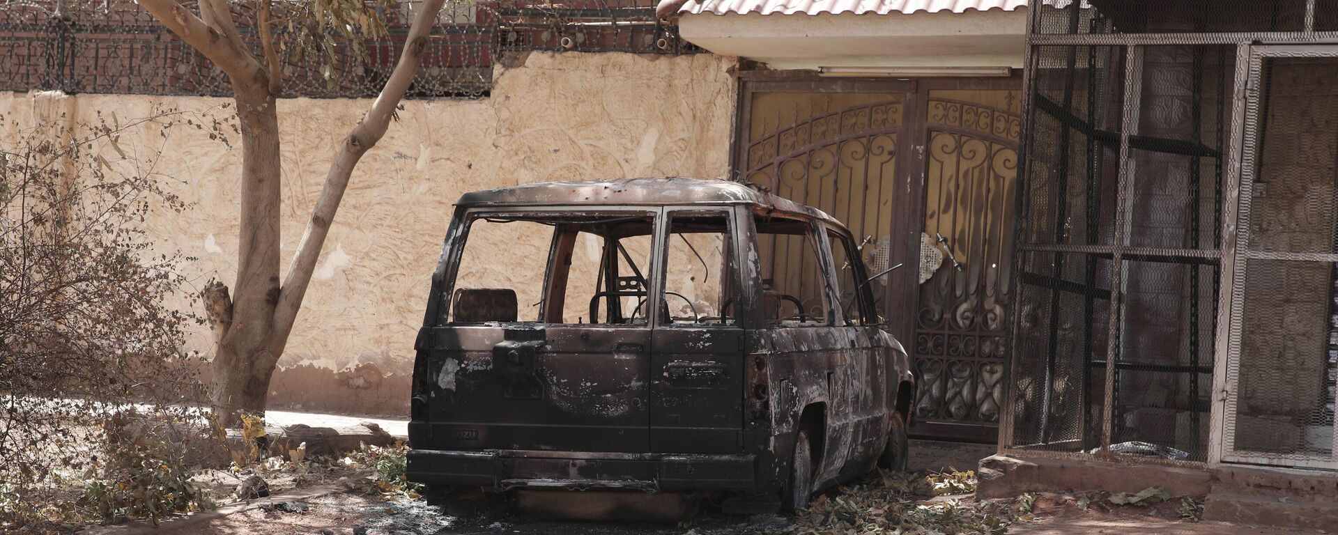 A destroyed vehicle is seen in southern in Khartoum, Sudan, Thursday, April 20, 2023 - Sputnik Africa, 1920, 27.04.2023