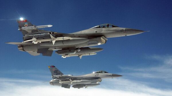 A pair of US Air Force (USAF) F-16 Fighting Falcons, - Sputnik Africa