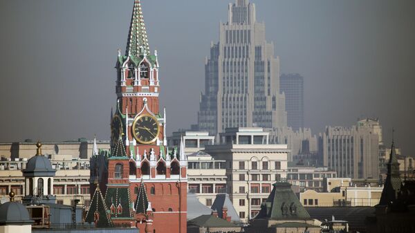 The Spasskaya Tower of the Moscow Kremlin and the building of the business center Arms in Moscow. - Sputnik Afrique
