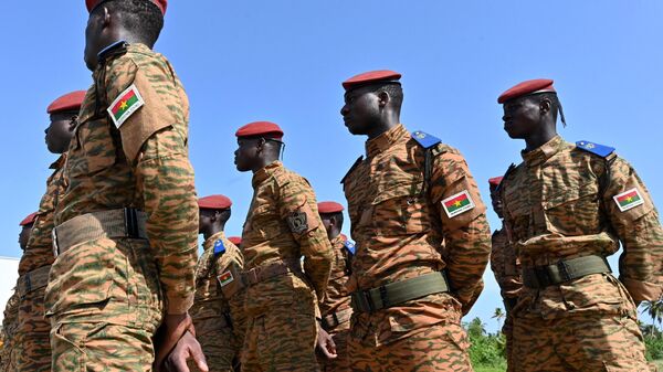 Des soldats burkinabé participent à la cérémonie de clôture annuelle de l'entraînement militaire Flintlock, à Jacqueville, le 14 mars 2023. - Sputnik Afrique