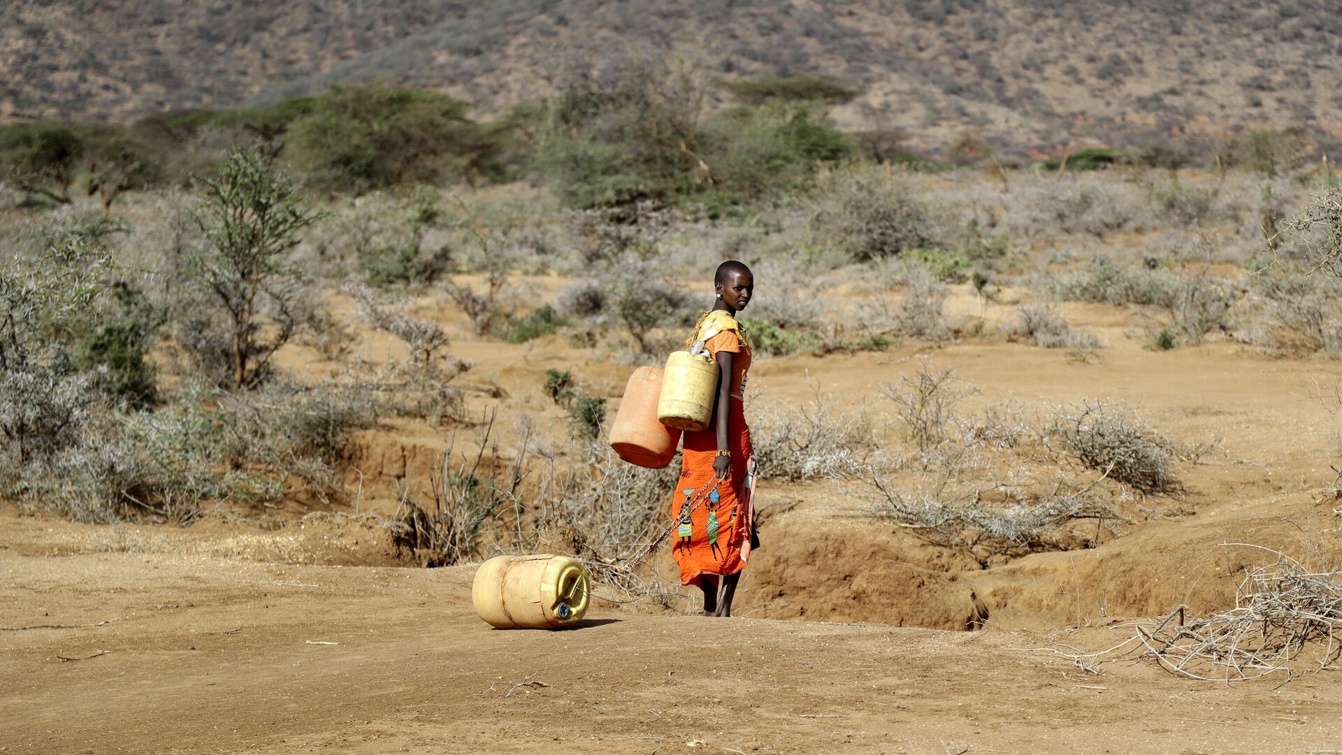 A Samburu woman fetches water during a drought in Loolkuniyani Primary School, Samburu County, Kenya, Oct. 16, 2022.  - Sputnik Afrique, 1920, 08.05.2023