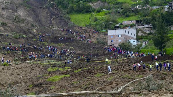 Residents abandon their homes after a landslide in Alausi, Ecuador on March 28, 2023. - Sputnik Africa