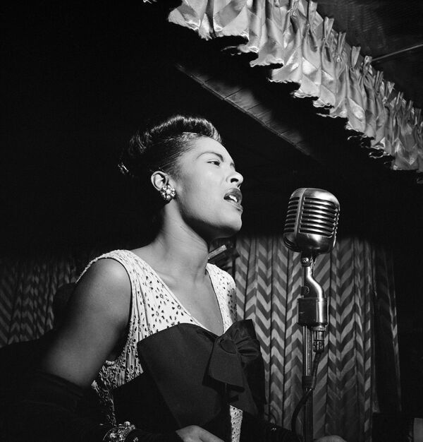 American jazz and swing music singer Billie Holiday performs at the Downbeat club, a jazz club in New York City. - Sputnik Africa