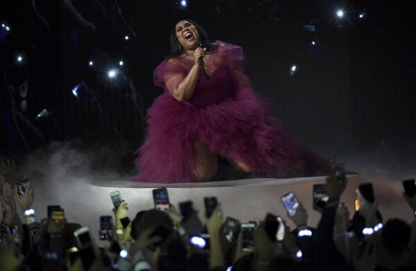 This photo shows Lizzo performing &quot;Jerome&quot; at the American Music Awards in Los Angeles on November 24, 2019. - Sputnik Africa