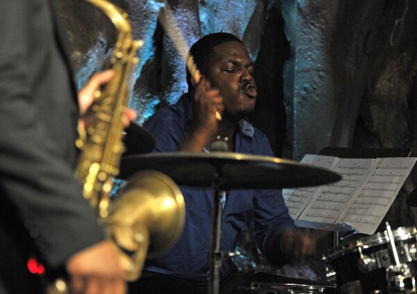 Drummer Justin Faulkner takes a solo as saxophonist Marcus Strickland listens on June 9, 2012 at Bohemian Caverns during the DC Jazz Festival in Washington.    - Sputnik Africa