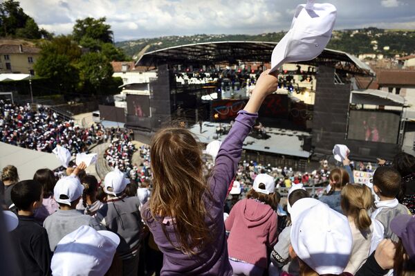 A young fan waves her cap during French-Cameroonian singer Sandra NKake&#x27;s performance on June 25, 2013, during the first day of the 33rd Vienne Jazz Festival.    - Sputnik Africa