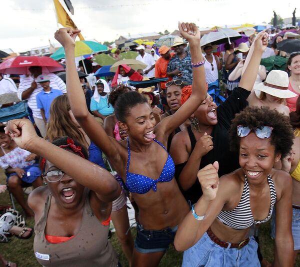 Audience members dance the &#x27;Sissy Bounce&#x27; during the &#x27;Bounce Shakedown&#x27; at the New Orleans Jazz and Heritage Festival in New Orleans, Sunday, May 6, 2012.  - Sputnik Africa