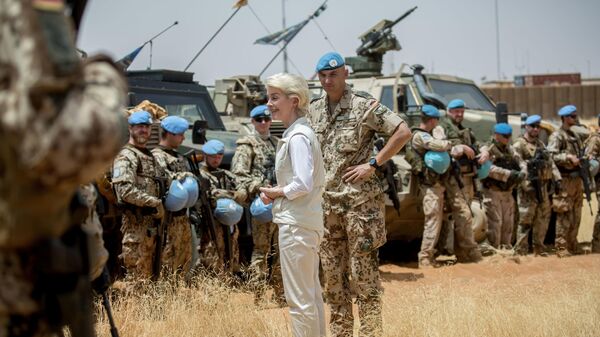 In this Tuesday April 5, 2016 file photo, German defense minister Ursula von der Leyen, left, speaks to German soldiers next to the commander of the German troops, Lieutenant Colonel Marc Vogt, right, at Camp Castor near Gao, Mali. The German government on Wednesday Jan. 11, 2017, has approved an expansion of the country's military deployment in Mali, with Berlin sending more helicopters to support the U.N. peacekeeping mission there. - Sputnik Africa