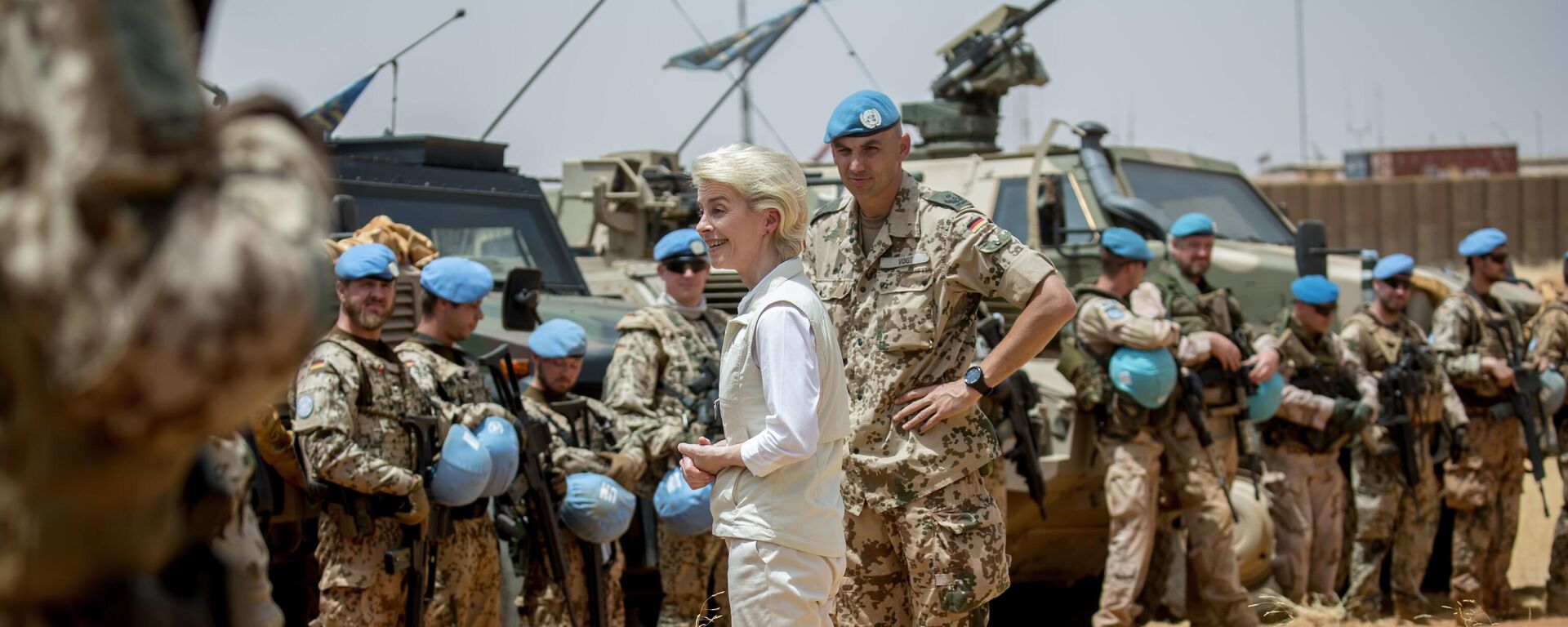 In this Tuesday April 5, 2016 file photo, German defense minister Ursula von der Leyen, left, speaks to German soldiers next to the commander of the German troops, Lieutenant Colonel Marc Vogt, right, at Camp Castor near Gao, Mali. The German government on Wednesday Jan. 11, 2017, has approved an expansion of the country's military deployment in Mali, with Berlin sending more helicopters to support the U.N. peacekeeping mission there. - Sputnik Africa, 1920, 16.12.2022