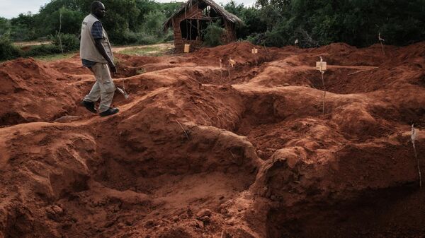 An officer of the Directorate of Criminal Investigations walks at the mass-grave site in Shakahola, outside the coastal town of Malindi, on April 25, 2023. - Sputnik Africa