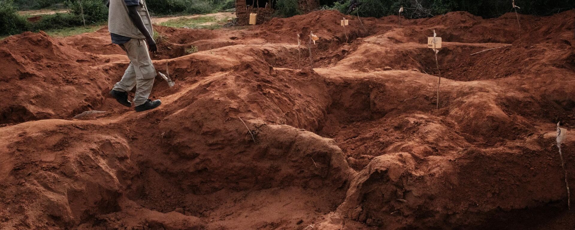 An officer of the Directorate of Criminal Investigations walks at the mass-grave site in Shakahola, outside the coastal town of Malindi, on April 25, 2023. - Sputnik Africa, 1920, 29.04.2023