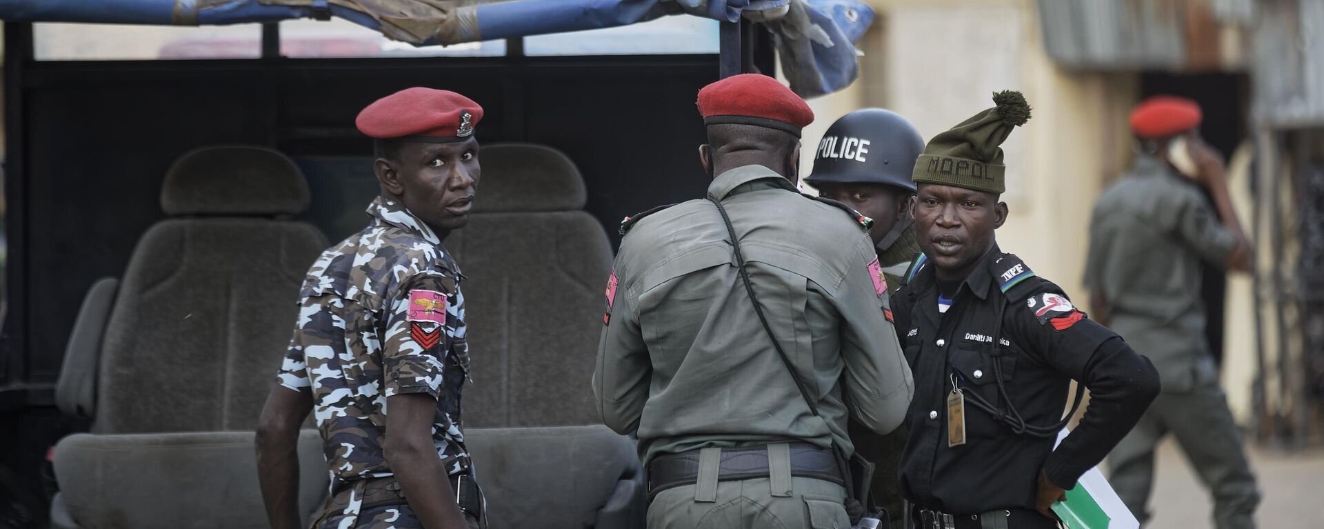 Counter-terror and regular police provide security at the offices of the Independent National Electoral Commission in Kano, northern Nigeria Thursday, Feb. 14, 2019. - Sputnik Africa, 1920, 30.04.2023