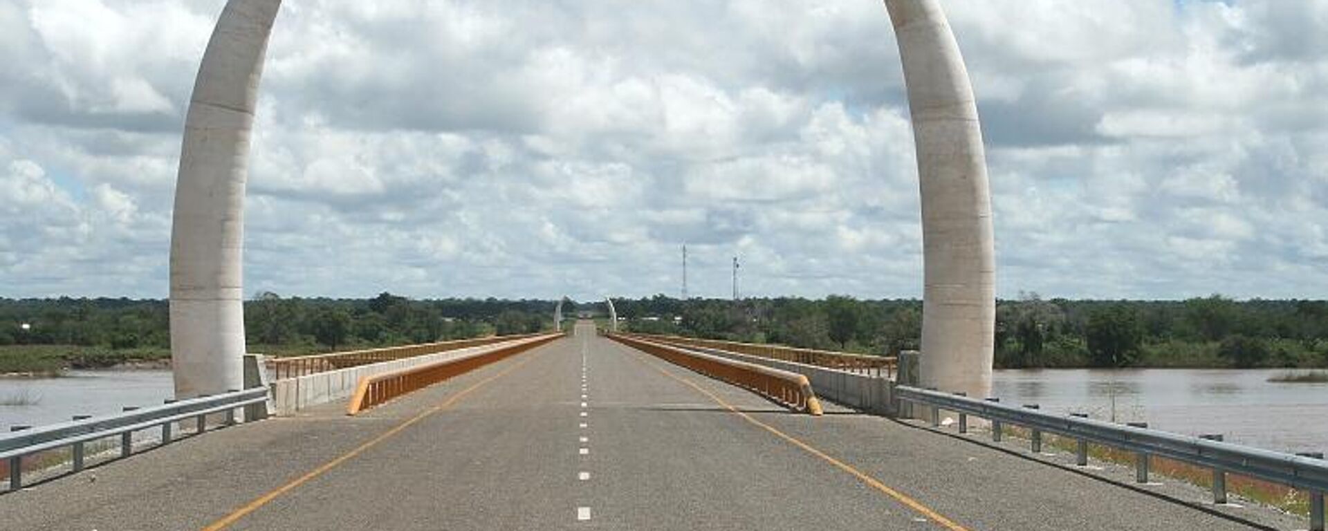 The Daraja la Umoja, or Unity Bridge, that opened across the Ruvuma River in 2010, connecting  Tanzania's Mtwara region and Mozambique's Cabo Delgado state. - Sputnik Africa, 1920, 30.04.2023
