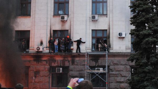 Des personnes essayent de sauter par les fenêtres pour échapper aux flammes lors de l'incendie dans la Maison des Syndicats à Odessa, 2 mai 2014 - Sputnik Afrique