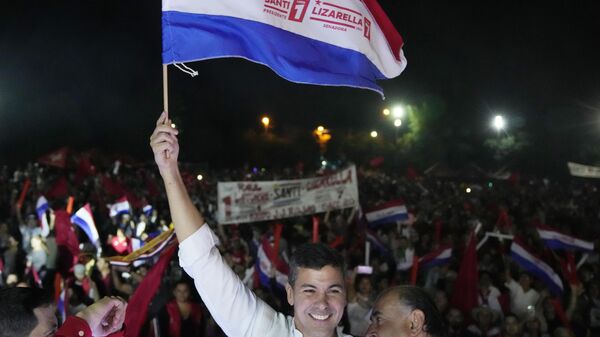 Santiago Peña, presidential candidate of the Colorado party waves a Paraguayan flag during a political rally in Asuncion, Paraguay, Tuesday, April 18, 2023.  (AP Photo/Jorge Saenz) - Sputnik Africa