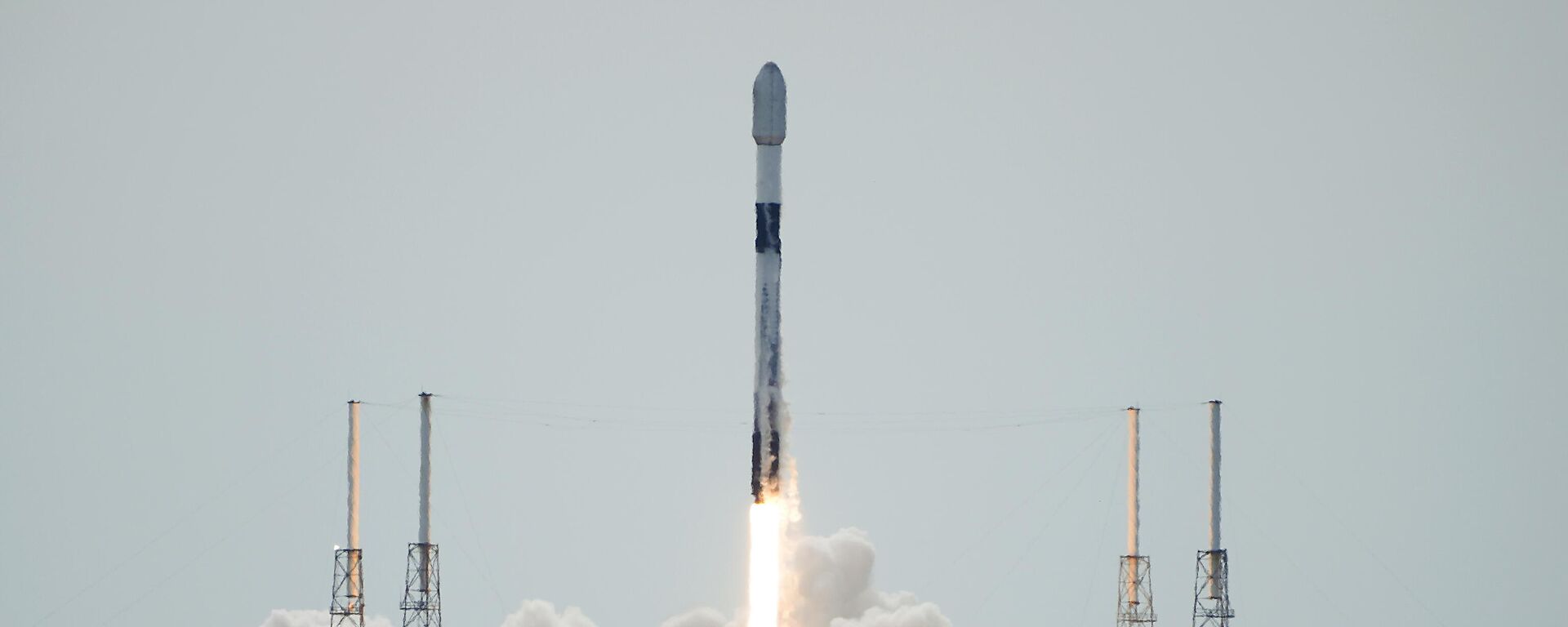 A SpaceX Falcon 9 rocket with a payload of second-generation Starlink V2 Mini internet satellites lifts off from pad 40 at the Cape Canaveral Space Force station in Cape Canaveral, Fla., Wednesday, April 19, 2023.  - Sputnik Africa, 1920, 08.12.2023