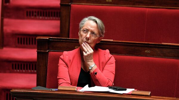 Elisabeth Borne, Minister for the Ecological and Inclusive Transition listens to French Prime Minister Edouard Philippe presenting his plan to exit from the lockdown at the National Assembly in Paris, Tuesday, April 28, 2020.  - Sputnik Africa