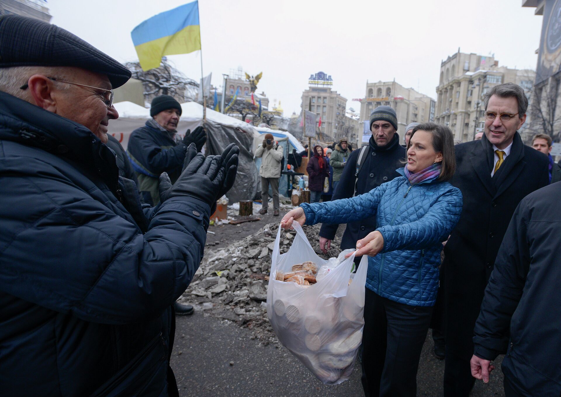 U.S. Assistant Secretary for European and Eurasian Affairs Victoria Nuland and Ambassador to Ukraine Geoffrey Pyatt, offering cookies and (behind the scenes) political advice to Ukraine's Maidan activists and their leaders. - Sputnik Africa, 1920, 16.02.2024