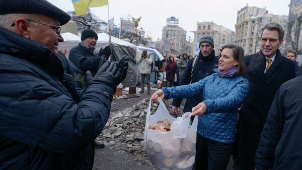 Victoria Nuland et l’ambassadeur des États-Unis en Ukraine Geoffrey R. Pyatt distribuent des sandwichs, des brioches et des tartes lors des événements de l'Euromaïdan (coup d'Etat de 2014) en Ukraine - Sputnik Afrique