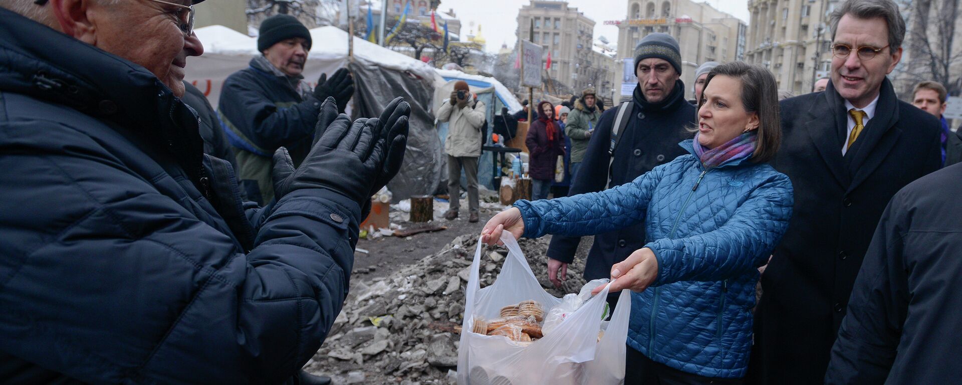 Victoria Nuland et l’ambassadeur des États-Unis en Ukraine Geoffrey R. Pyatt distribuent des sandwichs, des brioches et des tartes lors des événements de l'Euromaïdan (coup d'Etat de 2014) en Ukraine - Sputnik Afrique, 1920, 08.08.2023