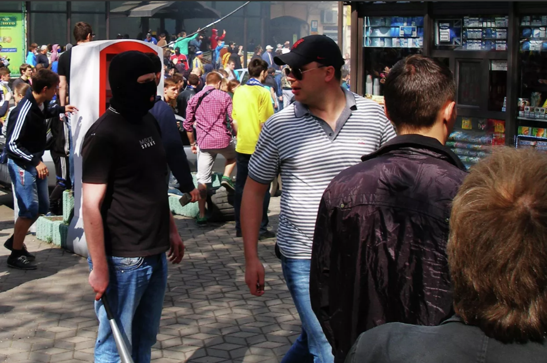 A moment of calm between the clashes of the Ukraine Unity March participants and Kulikovo Pole activists near the intersection of Preobrazhenskaya and Grecheskaya Streets in Odessa. - Sputnik Africa, 1920, 30.04.2023