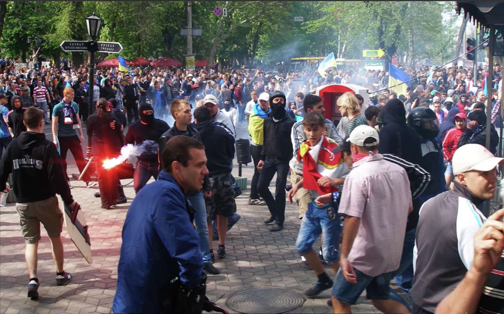 Clashes broke out between participants of the “Ukraine Unity March” and Kulikovo Pole activists at the intersection of Preobrazhenskaya and Grecheskaya Streets in Odessa. The first flares and firecrackers were fired in the direction of the Kulikovo Pole activists. - Sputnik Africa, 1920, 30.04.2023