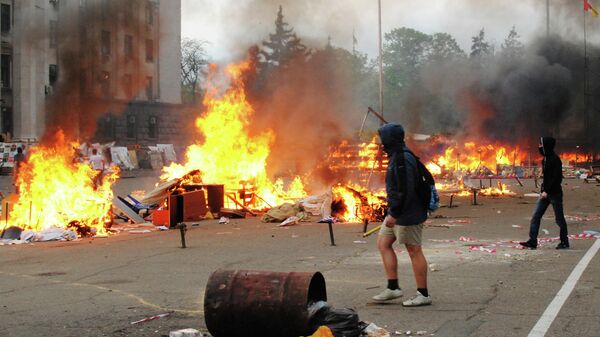 Burning tents of anti-Maidan activists on Kulikovo Pole Square near the Trade Unions House in Odessa. - Sputnik Afrique