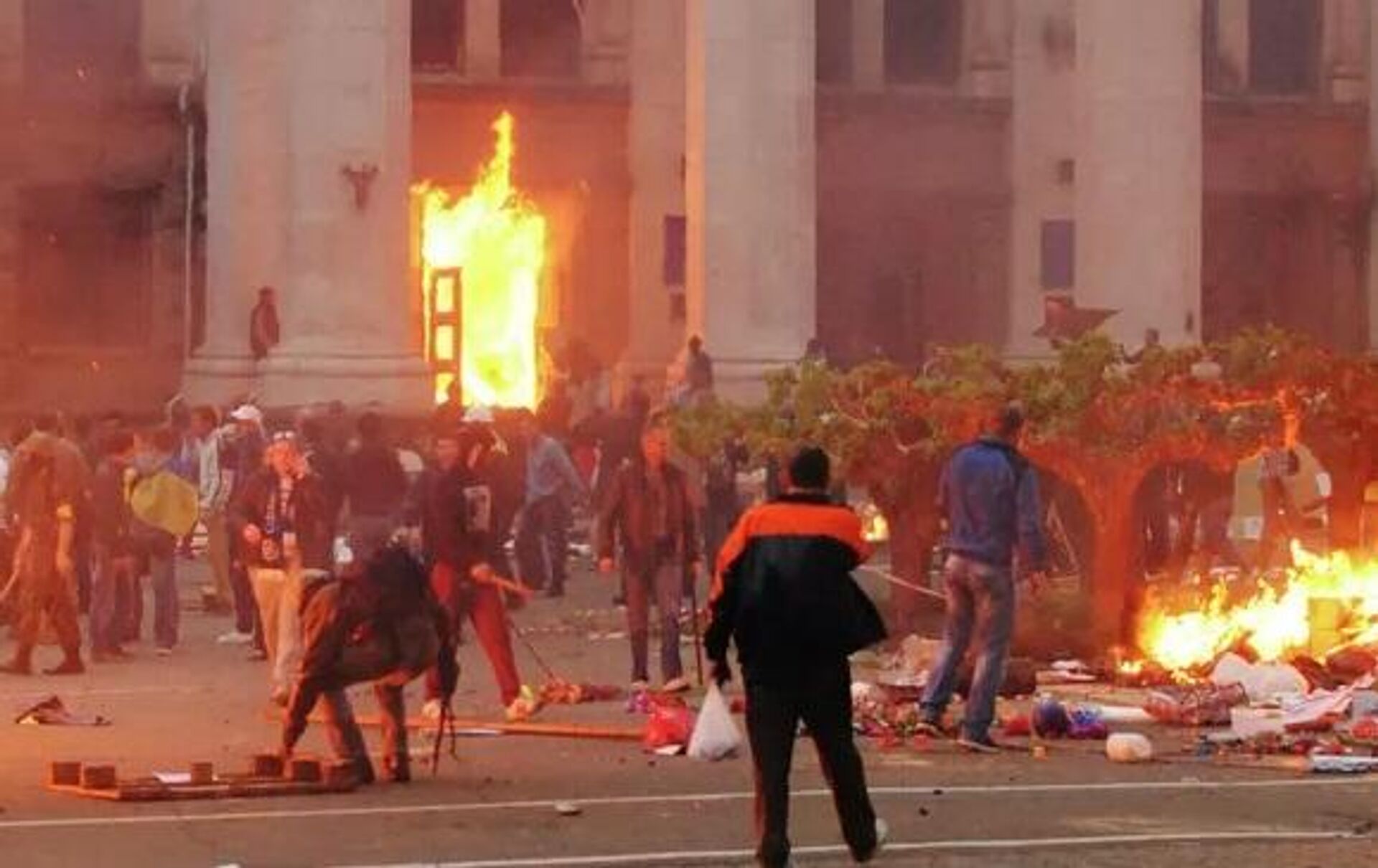 Shortly before the tragedy, members of radical pro-Maidan nationalist groups as well as “Ultras” football hooligans arrived in Odessa and staged a march “For the Unity of Ukraine”, which ended in clashes, with thugs setting fire to the tents set up by anti-Maidan protesters on Kulikovo Pole Square. Anti-Maidan activists tried to defend themselves by retreating to the Trade Unions House. The radicals blocked the exits of the building. A fire soon broke out. - Sputnik Africa, 1920, 30.04.2023