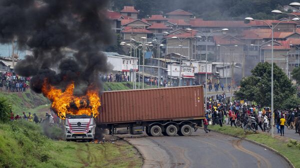 A truck burns after opposition protesters set fire to it after failing to open the container it was transporting, during clashes in the Kibera slum of the capital Nairobi, Kenya Tuesday, May 2, 2023 - Sputnik Africa