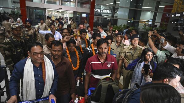 Indians evacuated from Sudan arrive on a flight at the Indira Gandhi International Airport in New Delhi, India, Wednesday, April 26, 2023. - Sputnik Africa