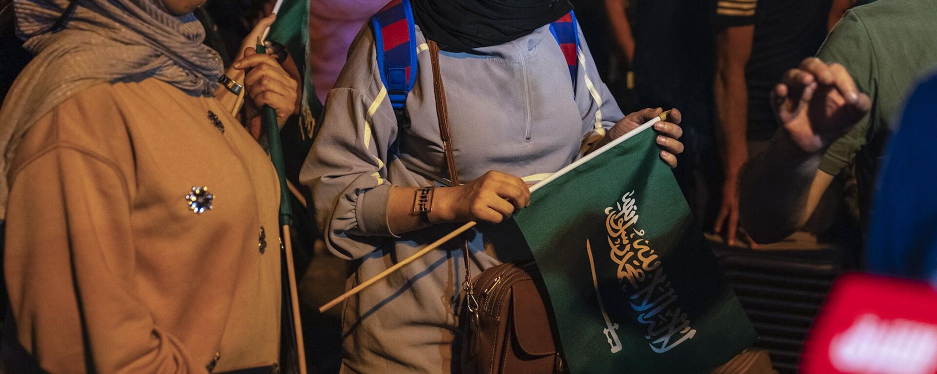 In this photo provided by Saudi Ministry of Media, evacuees carry Saudi flags as they arrive at Jeddah Port, Saudi Arabia, Monday, April 24, 2023, after being evacuated from Sudan to escape the conflict. - Sputnik Africa, 1920, 03.05.2023