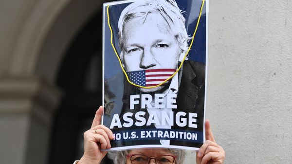 A woman takes part in a demonstration in support of Wikileaks founder Julian Assange who is facing extradition to the USA in Brussels on April 23, 2022 - Sputnik Africa