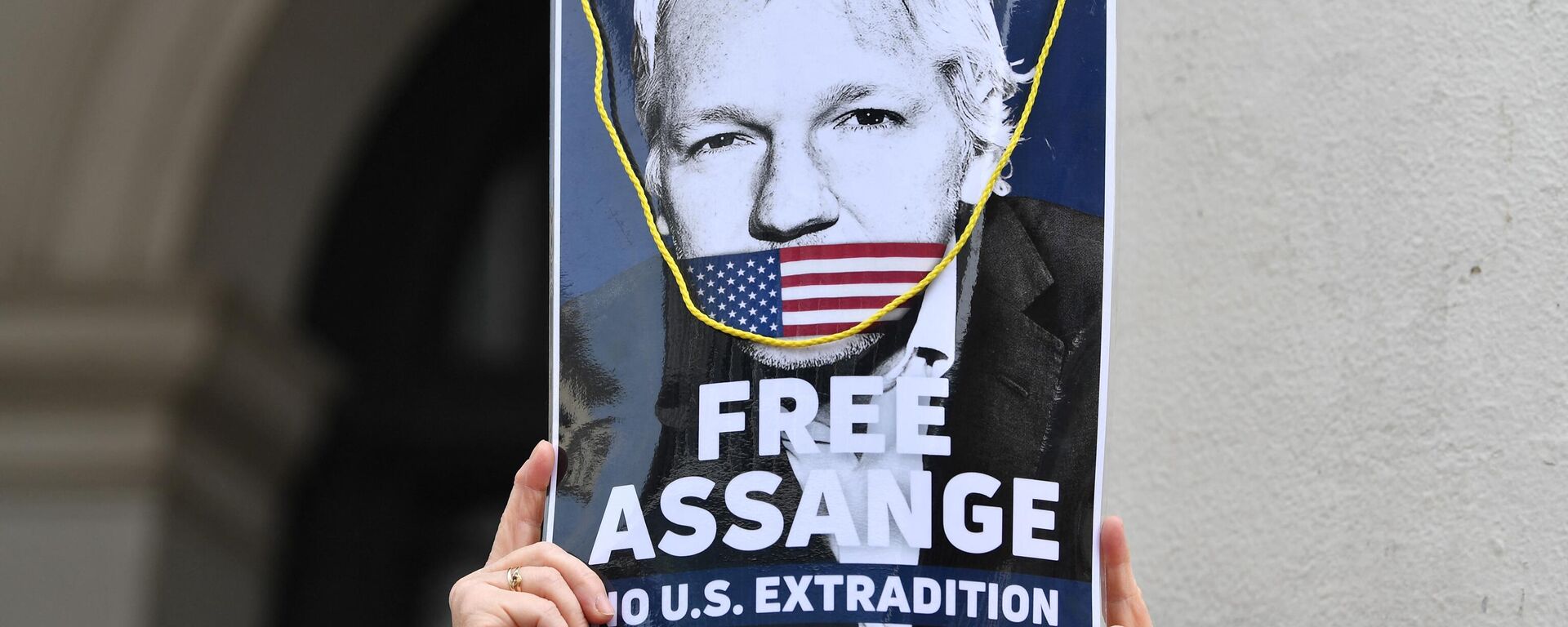 A woman takes part in a demonstration in support of Wikileaks founder Julian Assange who is facing extradition to the USA in Brussels on April 23, 2022 - Sputnik Africa, 1920, 03.05.2023