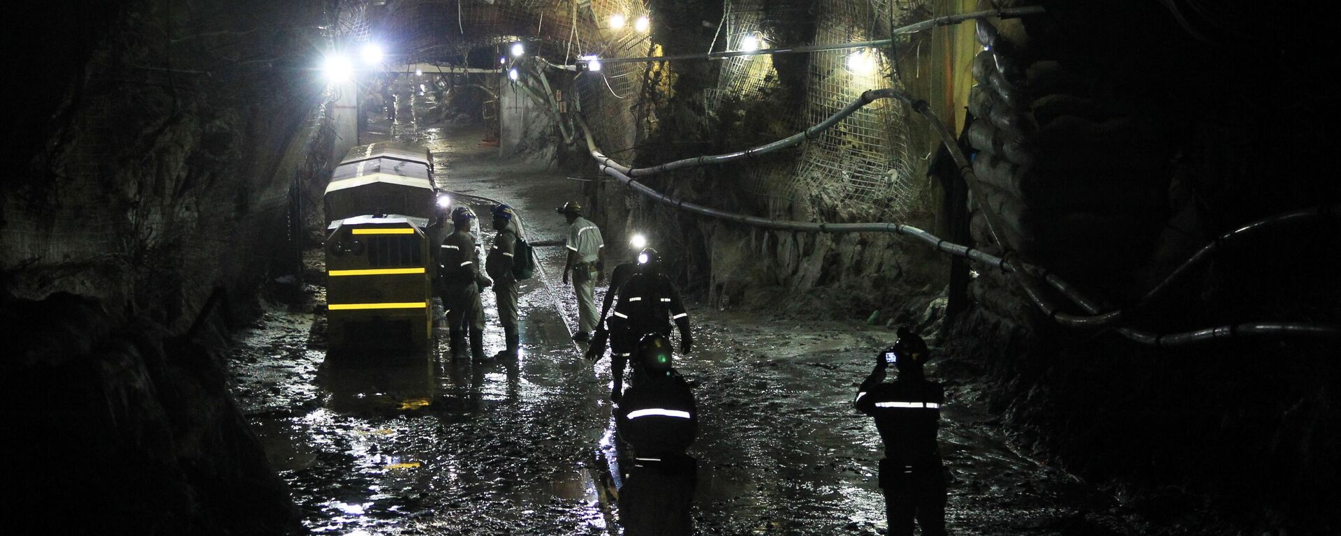 In this photo taken Thursday, Feb. 20, 2014, journalists mix with mine workers while on a tour to the South Deep gold mine south of Johannesburg. - Sputnik Africa, 1920, 10.09.2024